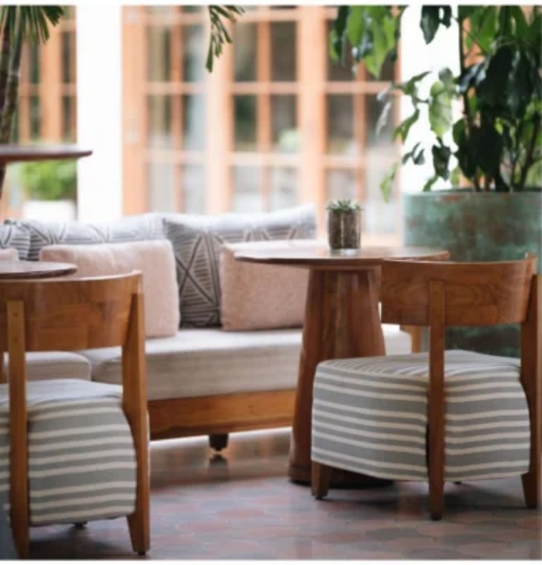 Solid wood cafe tables and chairs for coffee shops